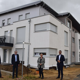 Der Vorstand des Bauvereins vor einem der neuesten Neubauten in Morschenich-neu: Peter Kaptain, Robert Kindgen, Vorsitzende Dagmar Runge und Thomas Hissel (v.l.).