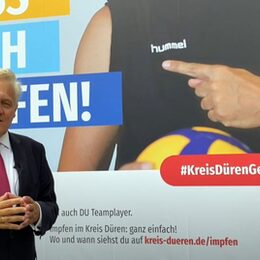 Landrat Wolfgang Spelthahn stellt die Plakat der neuen Impfkampagne vor.