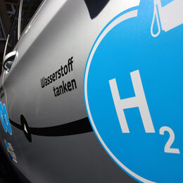 Wasserstoff tanken - eine Aufschrift auf dem Wasserstoff-Auto