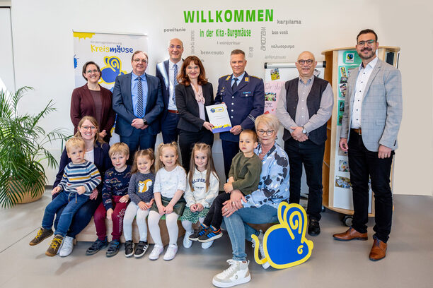 Gruppenbild mit Kindern sowie Vertretern der Kreismäuse, Gemeinde und Bundeswehr